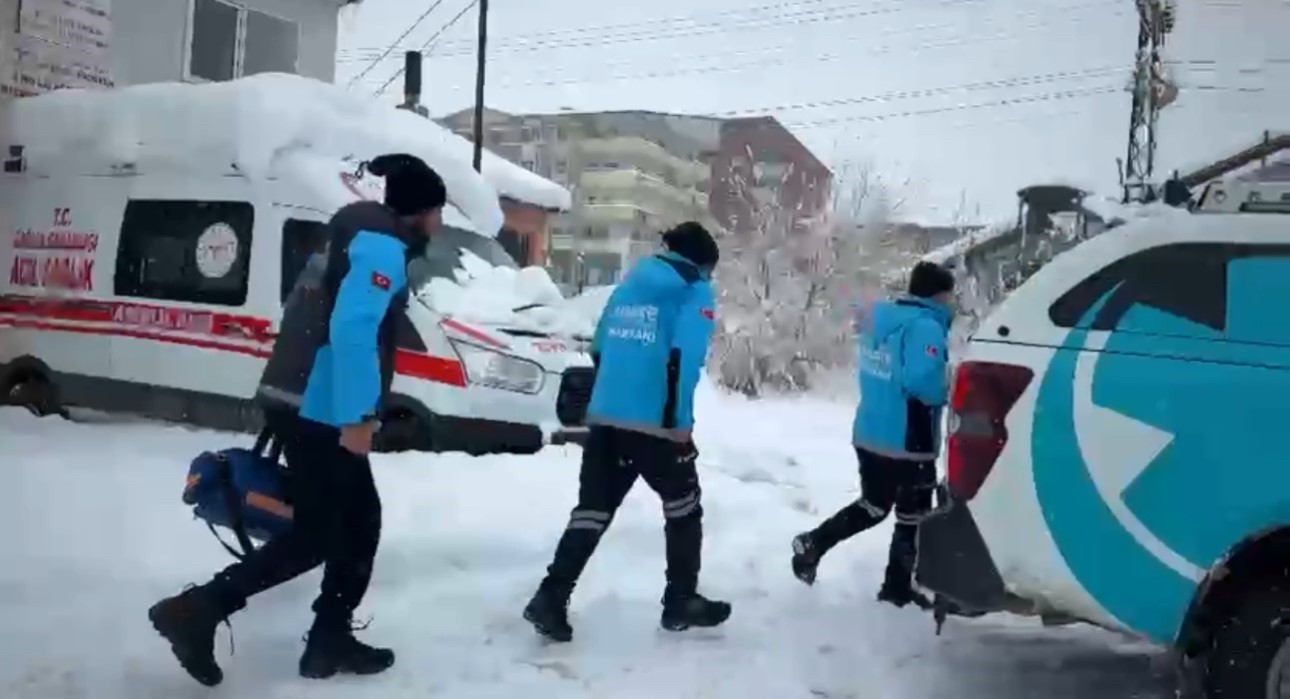 yuksekovada kar esaretinde zamanla yaris 76 yasindaki koah hastasi icin seferber oldular 4 8KePMJhX