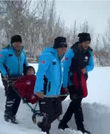 yuksekovada-kar-esaretinde-zamanla-yaris-76-yasindaki-koah-hastasi-icin-seferber-oldular-jEmbSnSe.jpg
