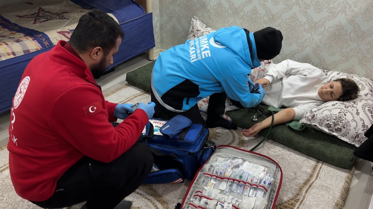 Yüksekova’da kar geçit vermedi, ekipler vazgeçmedi: 2 saatlik kurtarma mücadelesi 6 yuksekovada kar gecit vermedi ekipler vazgecmedi 2 saatlik kurtarma mucadelesi 2 YtWtpCGd