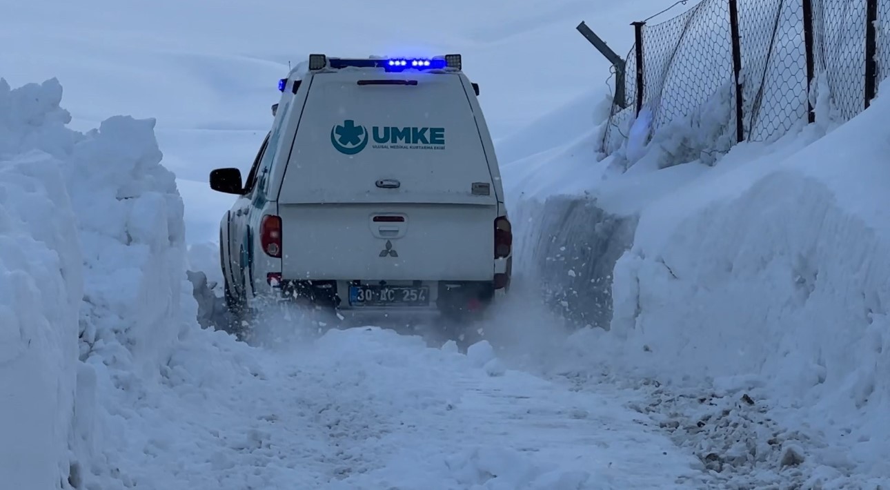 Yüksekova’da kar geçit vermedi, ekipler vazgeçmedi: 2 saatlik kurtarma mücadelesi 8 yuksekovada kar gecit vermedi ekipler vazgecmedi 2 saatlik kurtarma mucadelesi 4 ubcOiFWI
