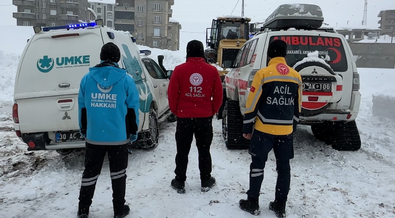 Yüksekova’da kar geçit vermedi, ekipler vazgeçmedi: 2 saatlik kurtarma mücadelesi 9 yuksekovada kar gecit vermedi ekipler vazgecmedi 2 saatlik kurtarma mucadelesi 5 jp4BzhuP