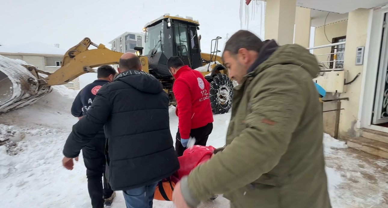 Yüksekova’da kar geçit vermedi, ekipler vazgeçmedi: 2 saatlik kurtarma mücadelesi 11 yuksekovada kar gecit vermedi ekipler vazgecmedi 2 saatlik kurtarma mucadelesi 7 Dp81aCn6
