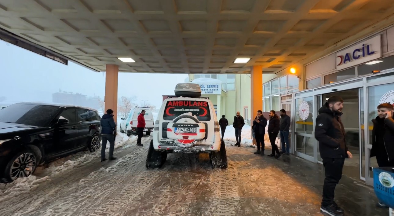 Yüksekova’da kar geçit vermedi, ekipler vazgeçmedi: 2 saatlik kurtarma mücadelesi 12 yuksekovada kar gecit vermedi ekipler vazgecmedi 2 saatlik kurtarma mucadelesi 8 Gs7Zfkk6