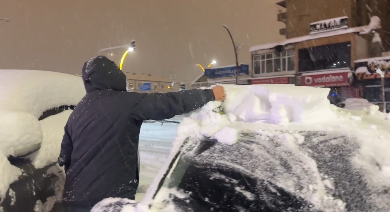 yuksekovada kar kalinligi 40 santimetreyi gecti araclar ve tek katli evler kara gomuldu 21 7BB2mDYa