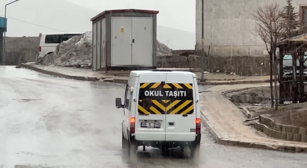 yuksekovada kar ve sis etkili oldu gorus mesafesi 20 metreye dustu 10