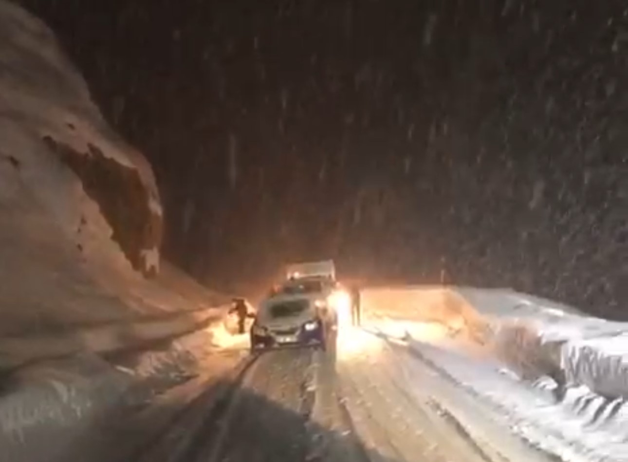 yuksekovada kar ve tipi ulasimi aksatti firtinaya ragmen namazini kildi 0 7XmFLlfM