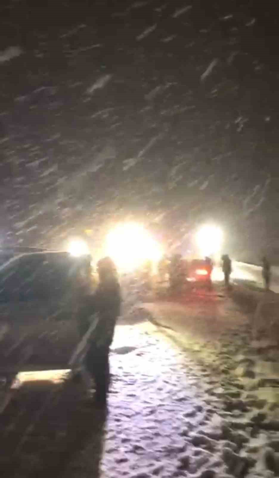 yuksekovada kar ve tipi ulasimi aksatti firtinaya ragmen namazini kildi 2 WezZJTEN