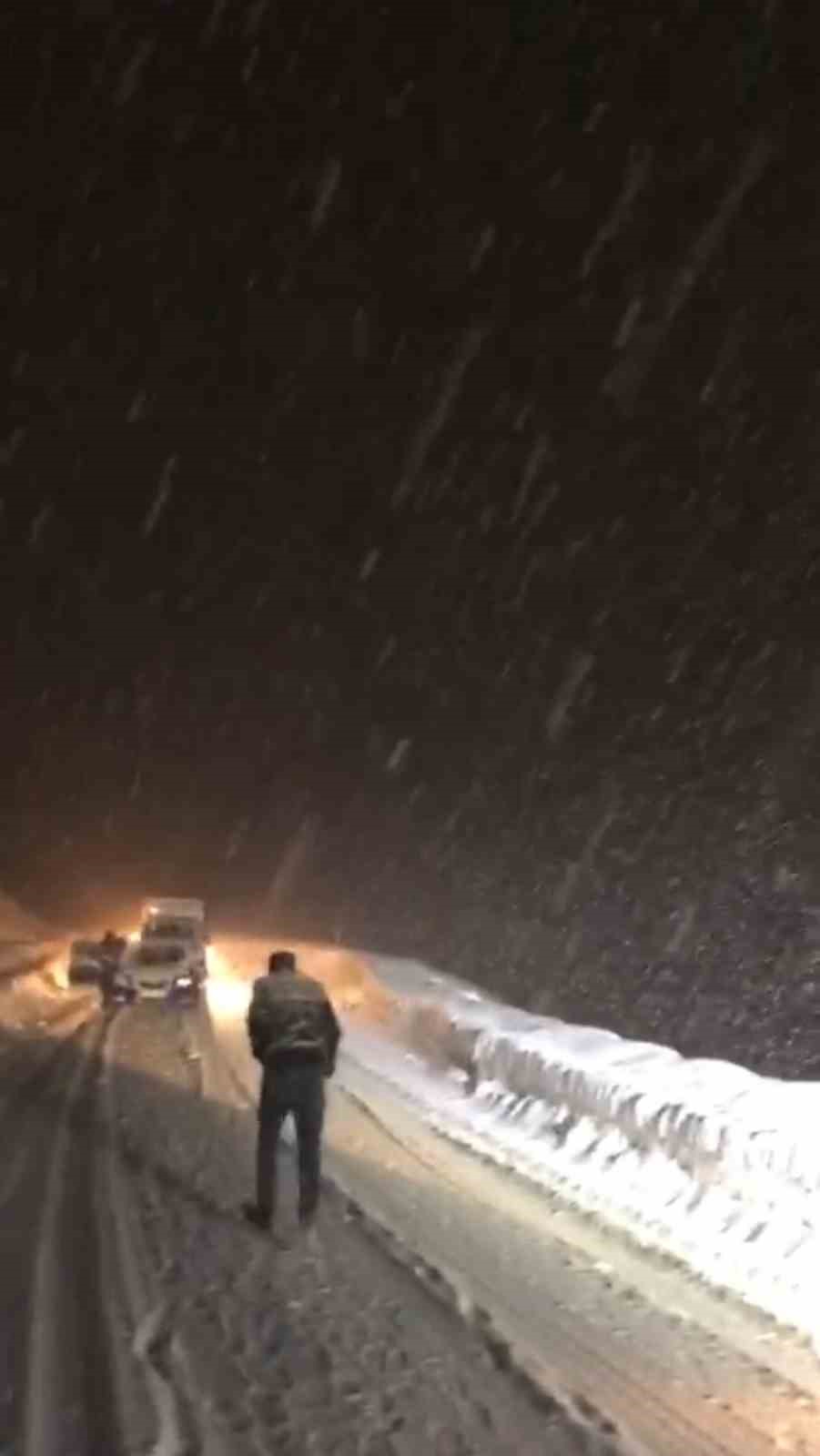 yuksekovada kar ve tipi ulasimi aksatti firtinaya ragmen namazini kildi 5 DsNByiRg