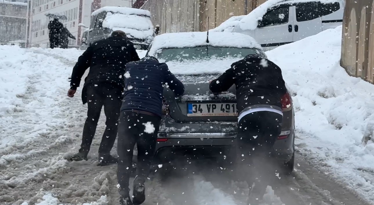 yuksekovada kar yagisi etkisini arttirdi araclar rampada mahsur kaldi 0