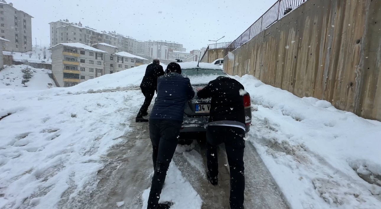 yuksekovada kar yagisi etkisini arttirdi araclar rampada mahsur kaldi 1 18sIa3kL