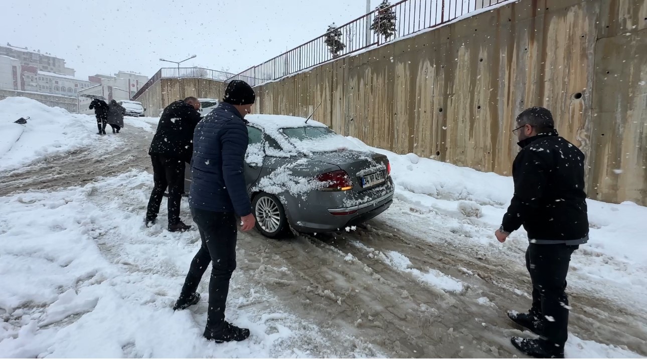 yuksekovada kar yagisi etkisini arttirdi araclar rampada mahsur kaldi 2 7MWKGy6v