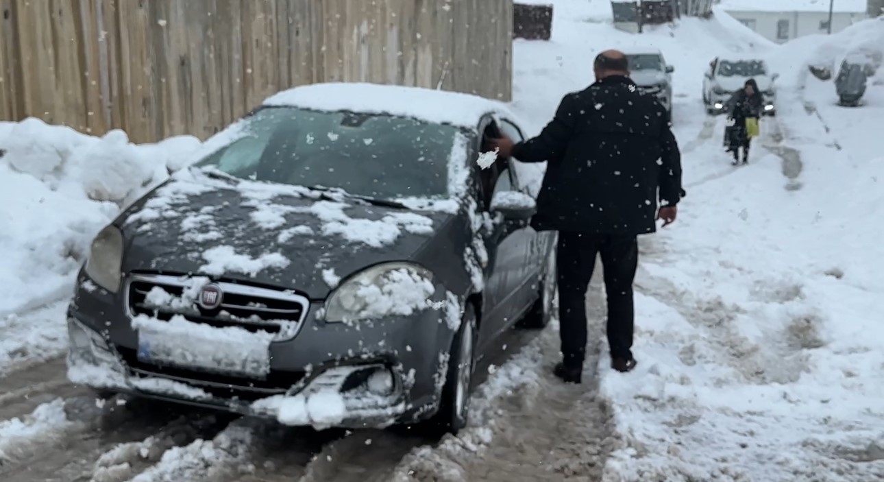 yuksekovada kar yagisi etkisini arttirdi araclar rampada mahsur kaldi 3
