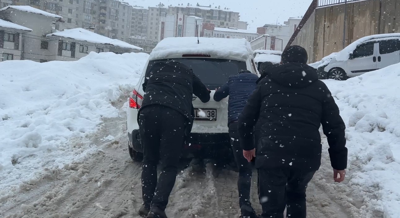 yuksekovada kar yagisi etkisini arttirdi araclar rampada mahsur kaldi 4 gmJ1JQ57