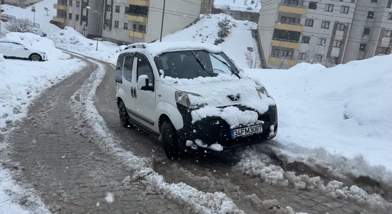 yuksekovada kar yagisi etkisini arttirdi araclar rampada mahsur kaldi 5 z1NtQSKa