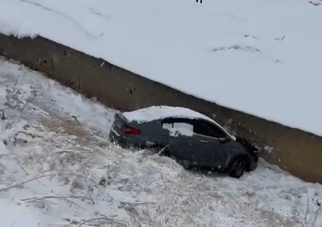 yuksekovada kar yagisi ve buzlanma kazalari beraberinde getirdi 0 fS54IinJ