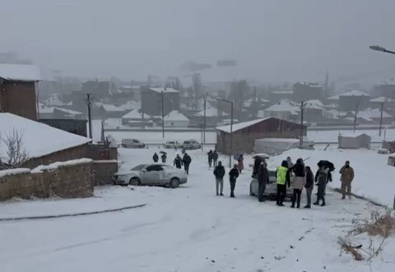 yuksekovada kar yagisi ve buzlanma kazalari beraberinde getirdi 3 6iqiQZVQ