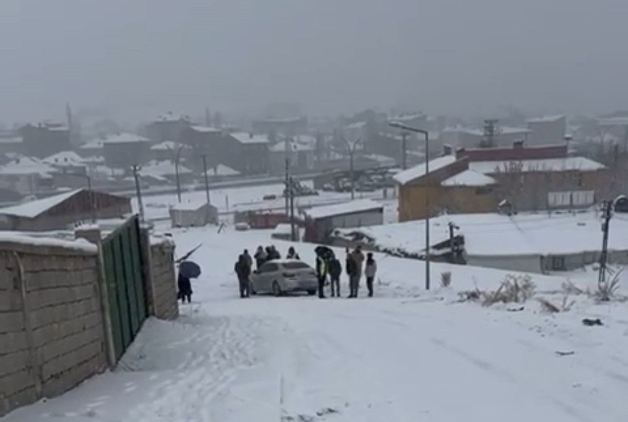 yuksekovada kar yagisi ve buzlanma kazalari beraberinde getirdi 4 mTRjvQa4