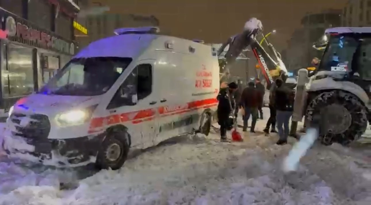 yuksekovada kara saplanan ambulansin imdadina karla mucadele ekipleri yetisti 0 6f5EUWGN
