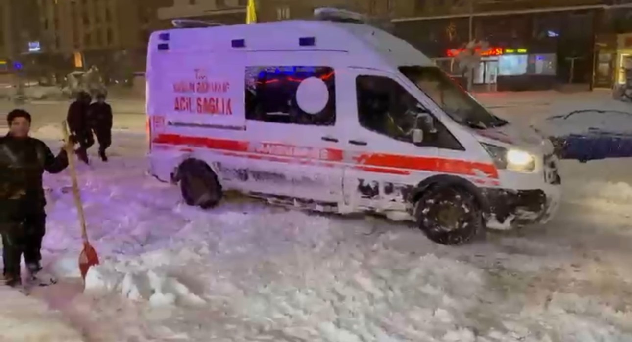 yuksekovada kara saplanan ambulansin imdadina karla mucadele ekipleri yetisti 1 k7rYlWCE
