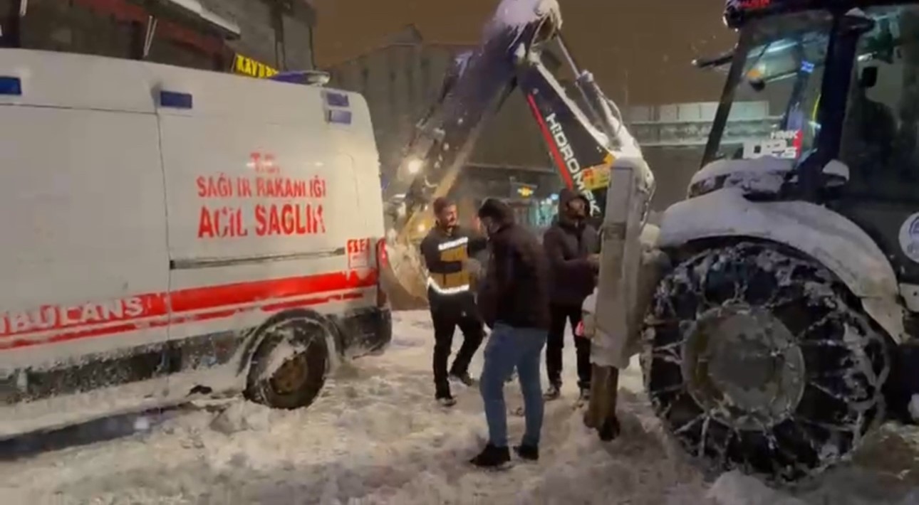 yuksekovada kara saplanan ambulansin imdadina karla mucadele ekipleri yetisti 2
