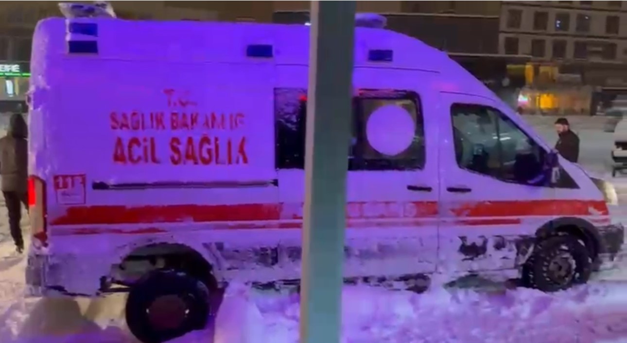 yuksekovada kara saplanan ambulansin imdadina karla mucadele ekipleri yetisti 3 v5zHCgGj