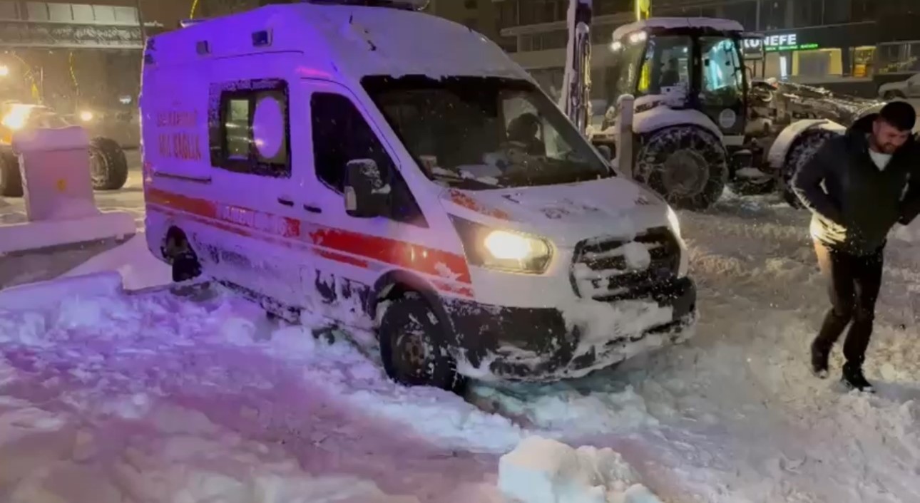 yuksekovada kara saplanan ambulansin imdadina karla mucadele ekipleri yetisti 4 yzQj44Rl