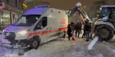 yuksekovada-kara-saplanan-ambulansin-imdadina-karla-mucadele-ekipleri-yetisti-nnpxpGcL.jpg