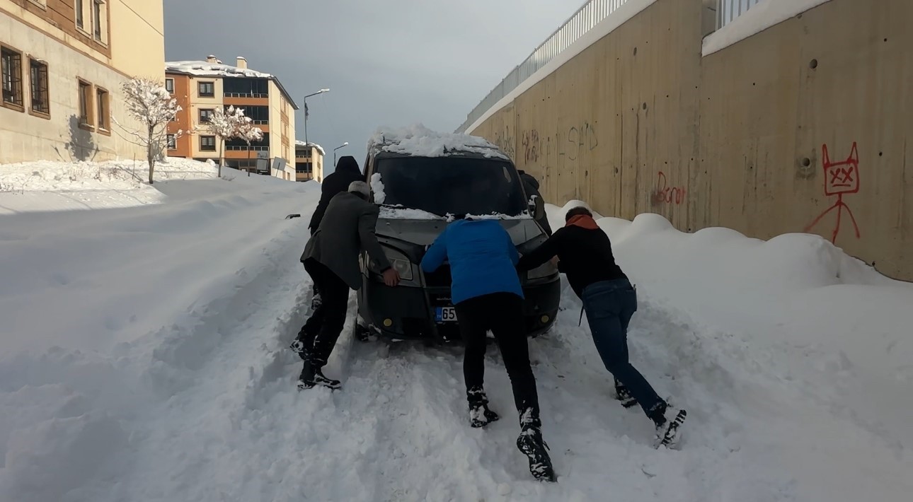 yuksekovada kara saplanan arac vatandaslarca kurtarildi 1 bumqhBQq