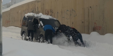 yuksekovada-kara-saplanan-arac-vatandaslarca-kurtarildi-1WObPk7J.jpg