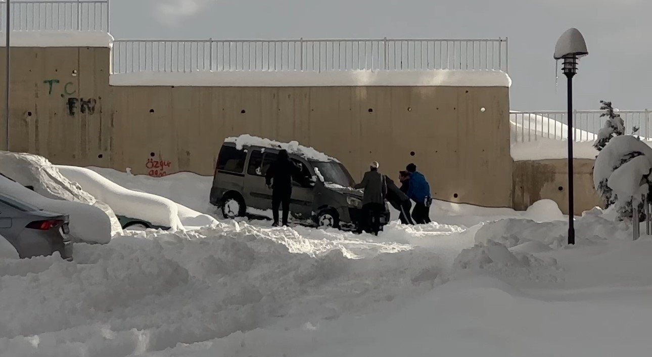 yuksekovada kara saplanan arac vatandaslarca kurtarildi 5 llyfUsG1