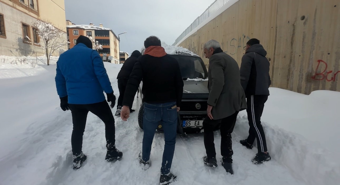 yuksekovada kara saplanan arac vatandaslarca kurtarildi 6 HHRzIIFs