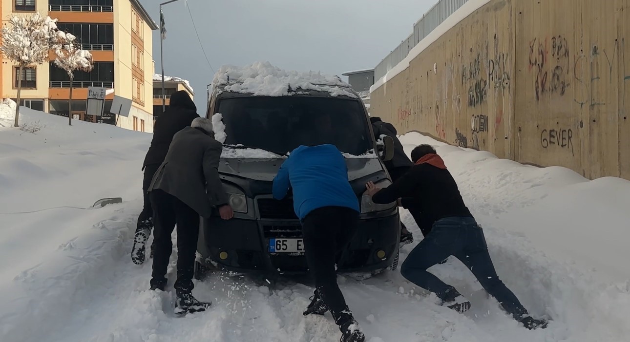 yuksekovada kara saplanan arac vatandaslarca kurtarildi 7 lk1GidHI
