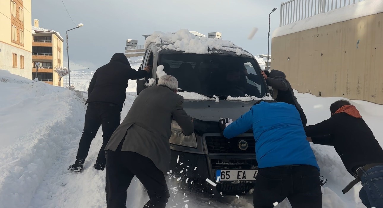 yuksekovada kara saplanan arac vatandaslarca kurtarildi 8 KYNm3Wpk