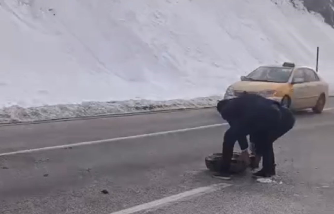 yuksekovada karayoluna dusen kaya parcalari suruculere korku dolu anlar yasatti 2