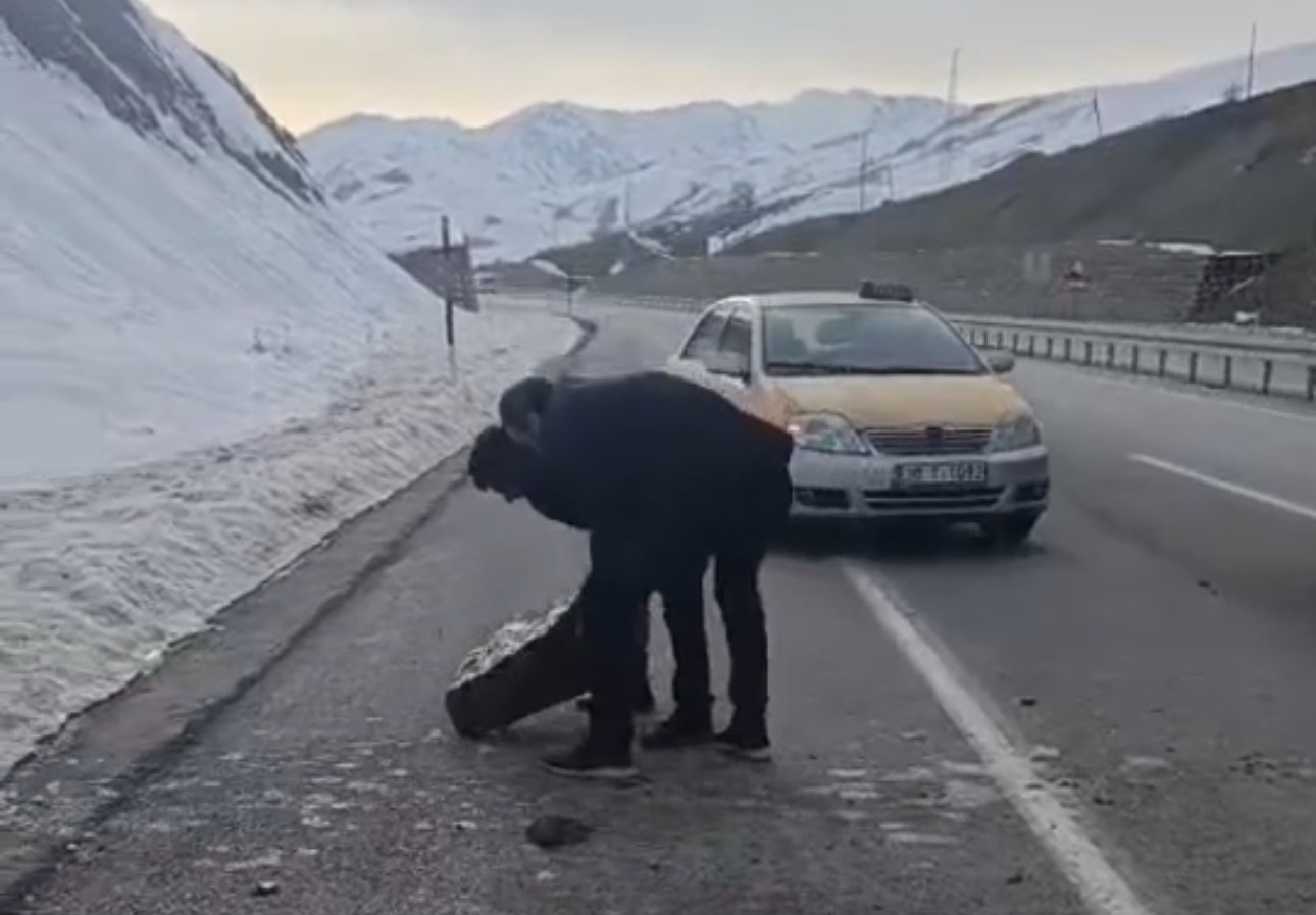 yuksekovada karayoluna dusen kaya parcalari suruculere korku dolu anlar yasatti 3