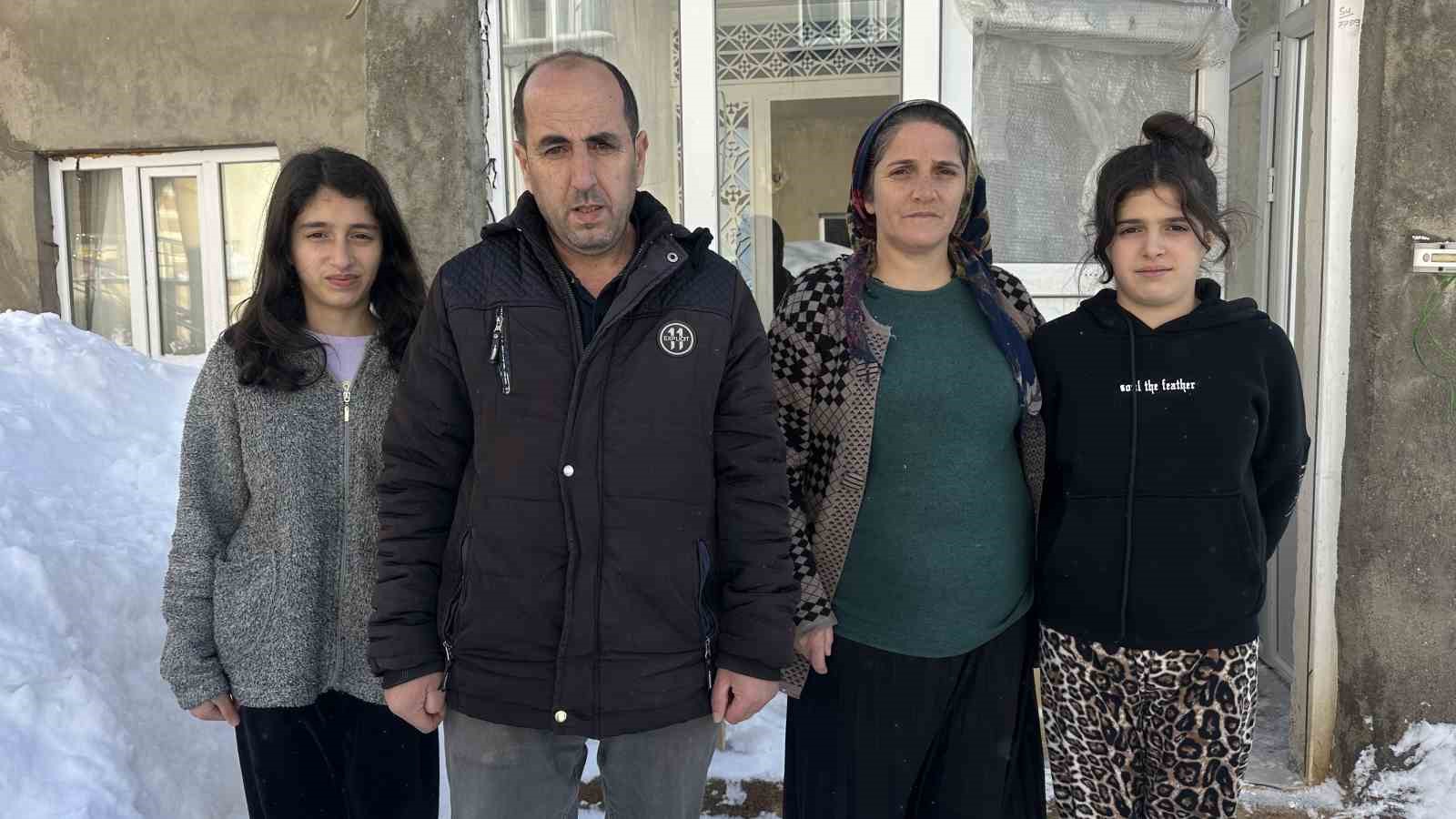 yuksekovada karin agirligina dayanamayan evin tavani coktu 1 vrfLFhth