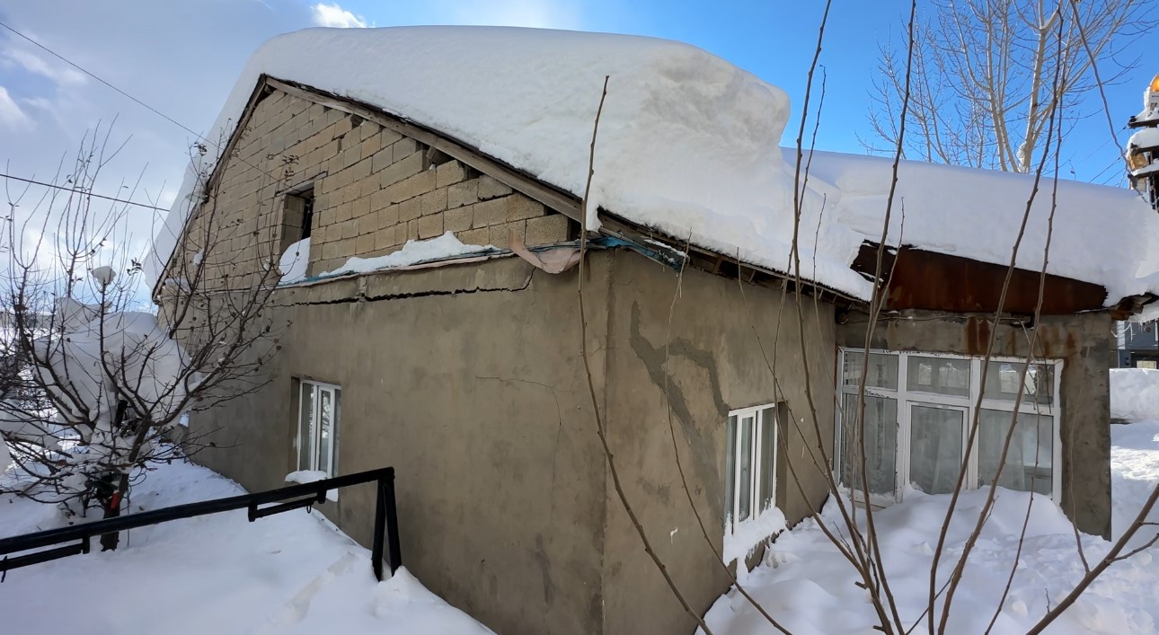 yuksekovada karin agirligina dayanamayan evin tavani coktu 11