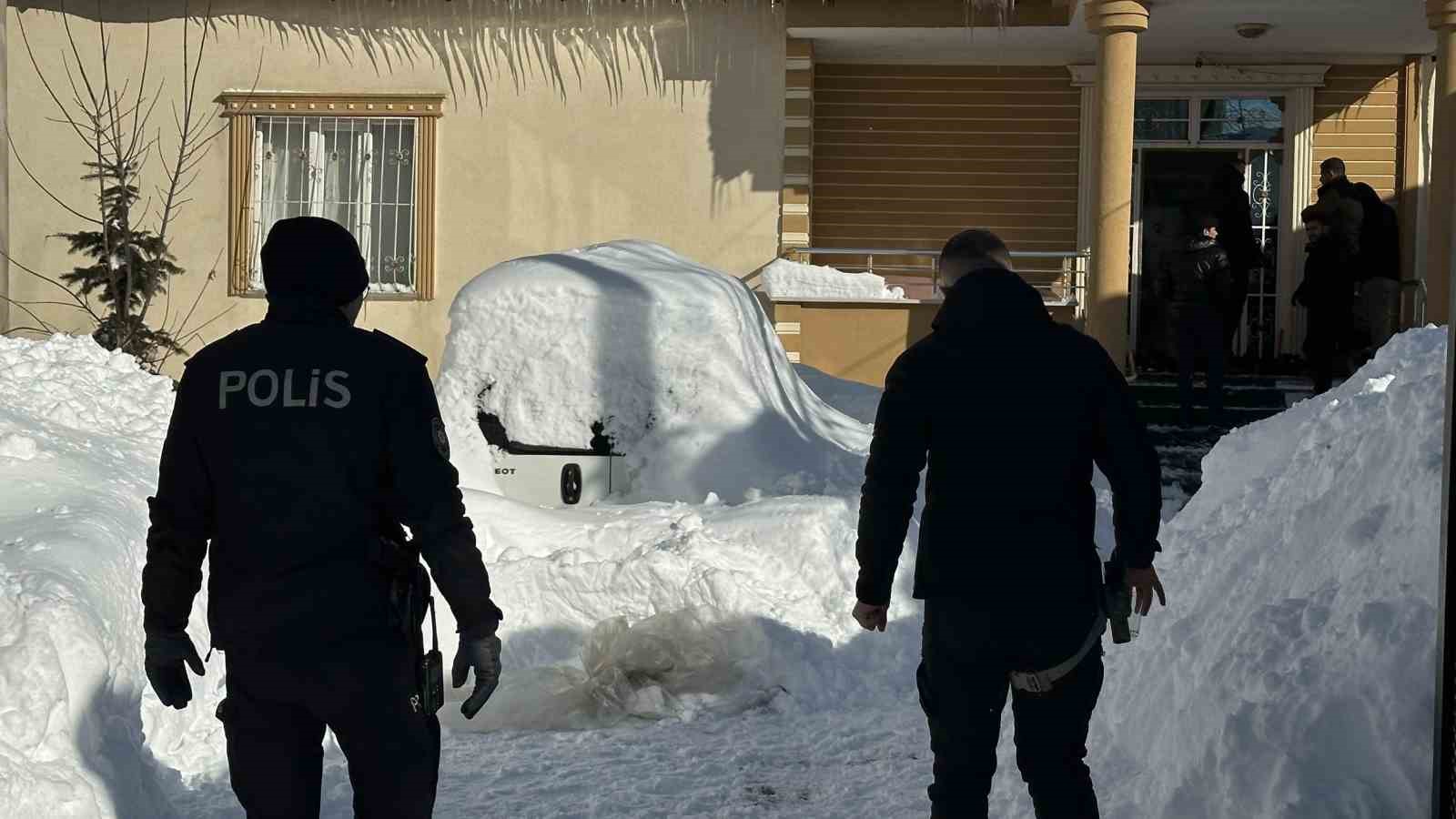 yuksekovada karin agirligina dayanamayan evin tavani coktu 12 Fif6lBPT