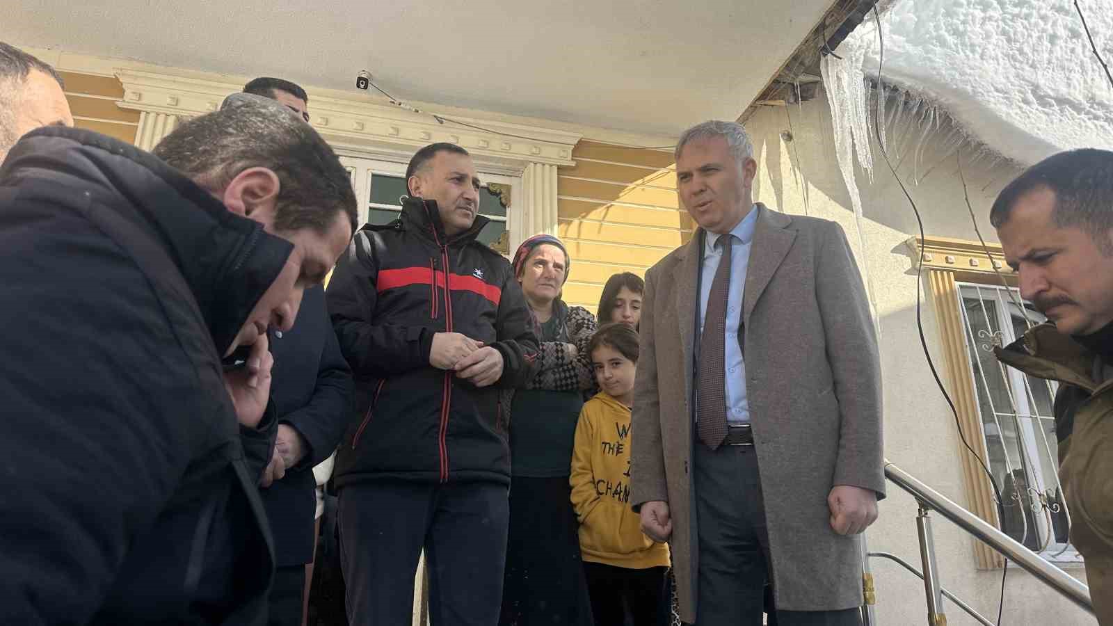 yuksekovada karin agirligina dayanamayan evin tavani coktu 14 ARtU4BFs