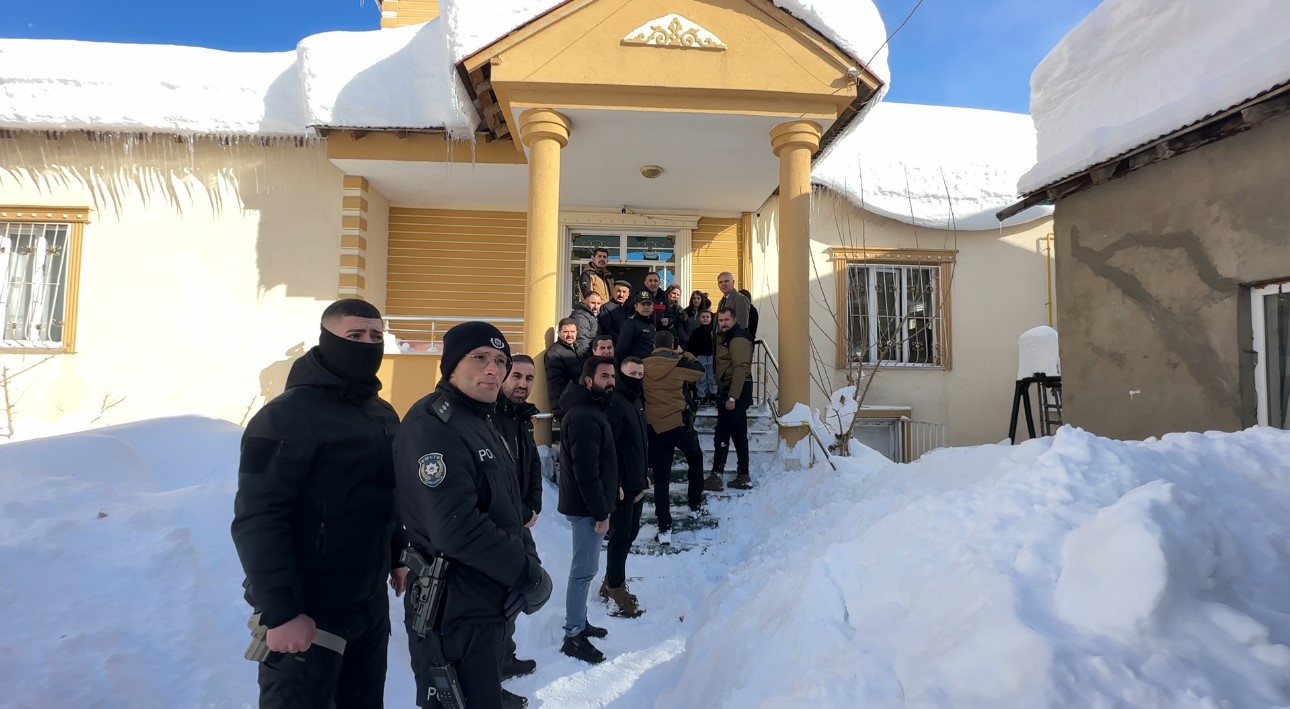 yuksekovada karin agirligina dayanamayan evin tavani coktu 2 wuTw3hTF