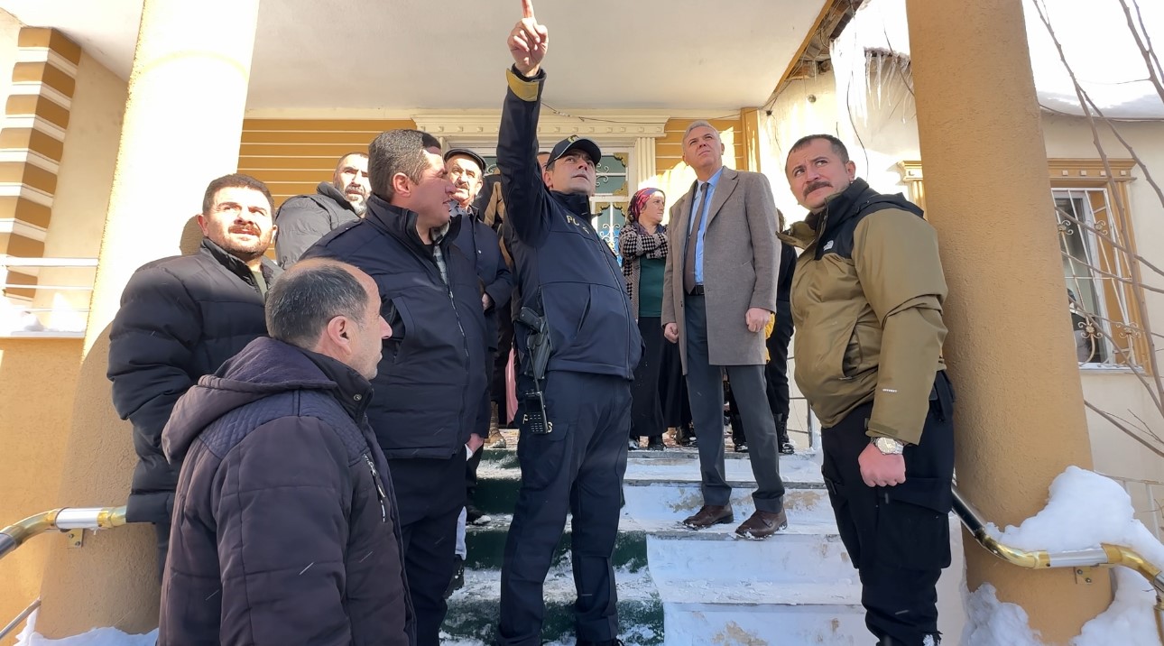yuksekovada karin agirligina dayanamayan evin tavani coktu 3
