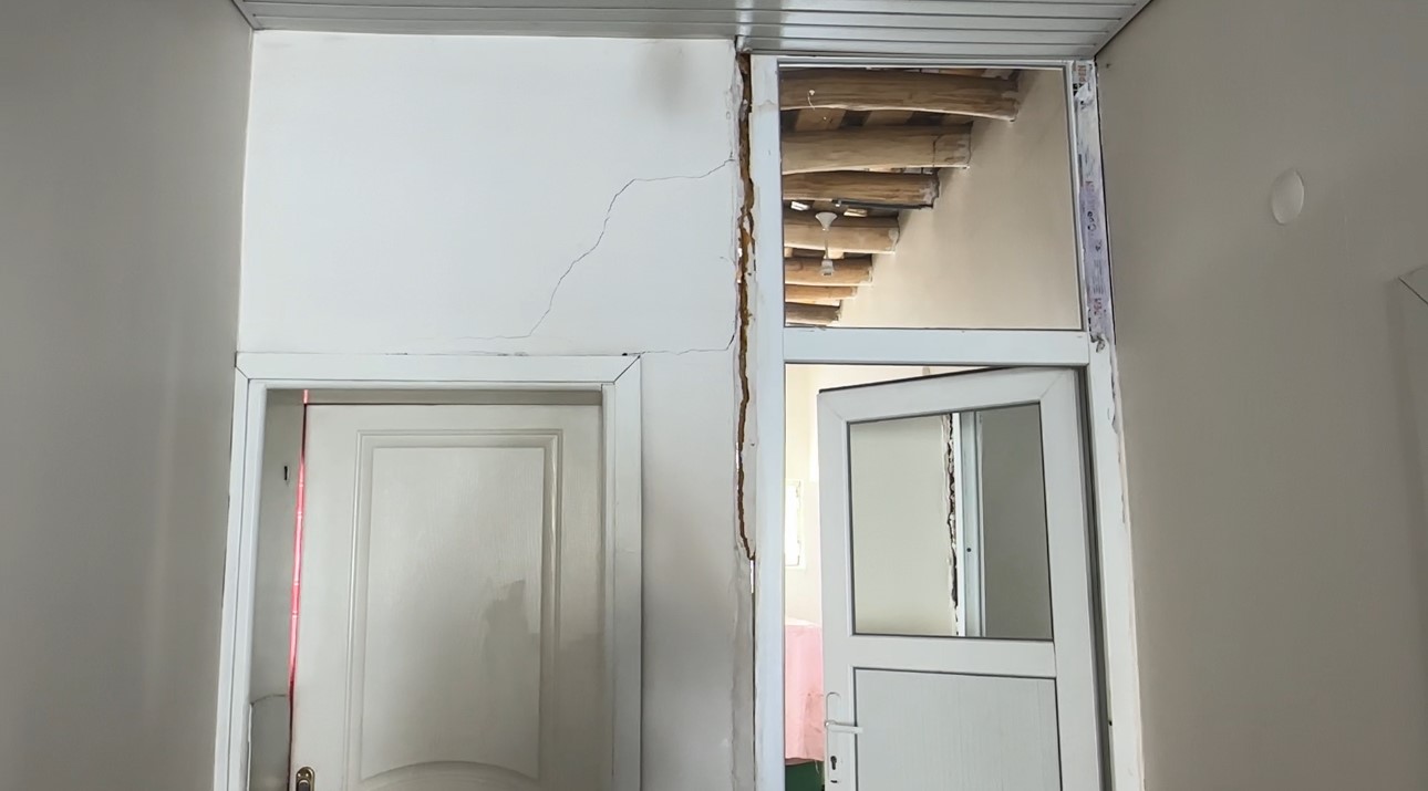 yuksekovada karin agirligina dayanamayan evin tavani coktu 8 R7rE1way