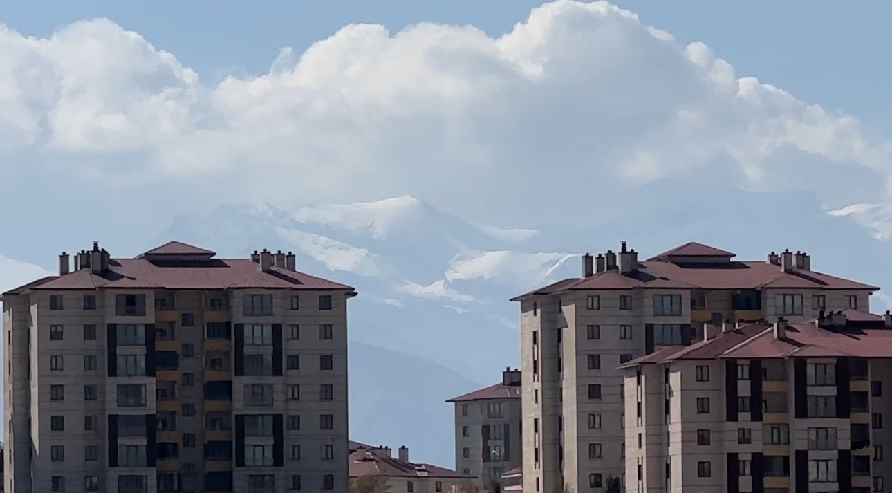 yuksekovada karli daglar ve bulutlar birlesti 1 9ImMgztI