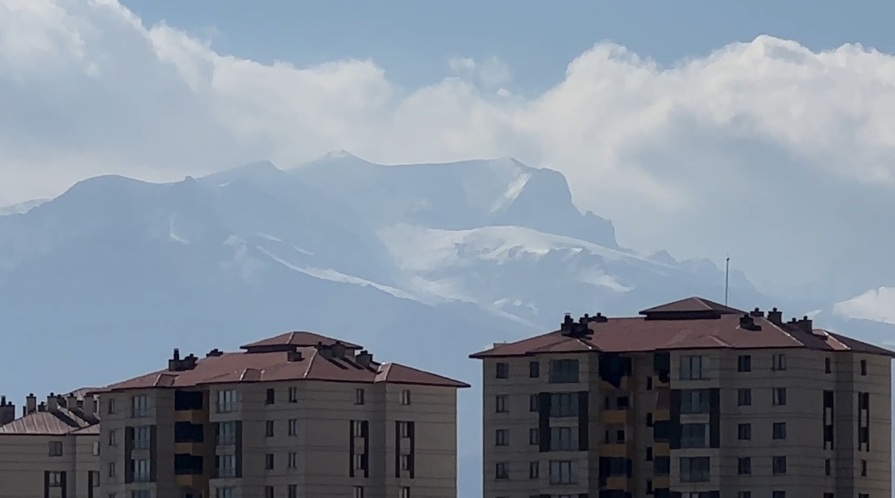 yuksekovada karli daglar ve bulutlar birlesti 3