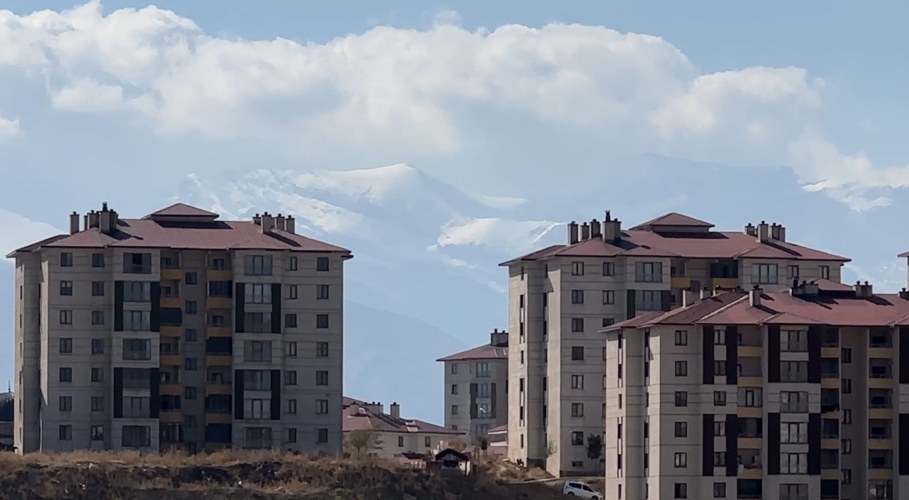 yuksekovada karli daglar ve bulutlar birlesti 6