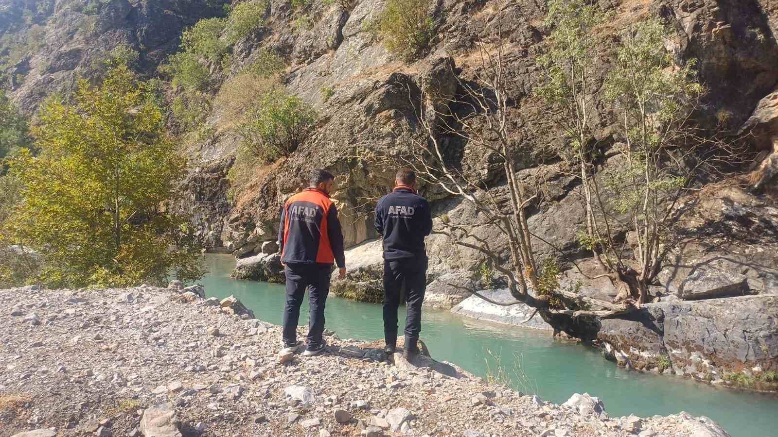 Yüksekova’da kayıp İbrahim Neçir Kom için ekskavatörle arama: Acılı bekleyiş sürüyor 7 yuksekovada kayip ibrahim necir kom icin ekskavatorle arama acili bekleyis suruyor 3 IraPR7Z8