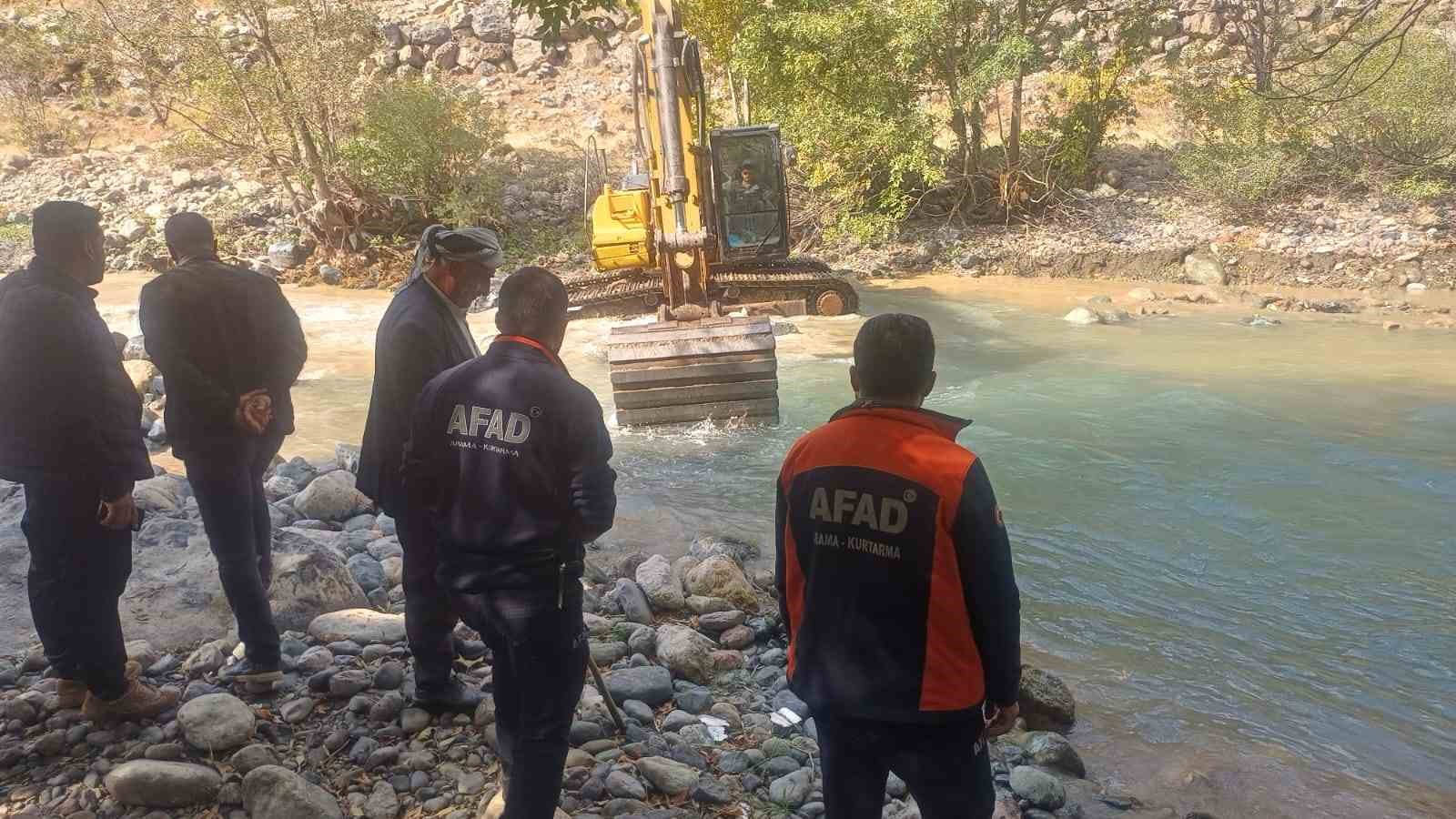 Yüksekova’da kayıp İbrahim Neçir Kom için ekskavatörle arama: Acılı bekleyiş sürüyor 8 yuksekovada kayip ibrahim necir kom icin ekskavatorle arama acili bekleyis suruyor 4