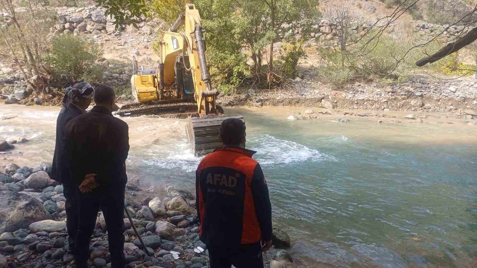 Yüksekova’da kayıp İbrahim Neçir Kom için ekskavatörle arama: Acılı bekleyiş sürüyor 9 yuksekovada kayip ibrahim necir kom icin ekskavatorle arama acili bekleyis suruyor 5 2eKDvvqR