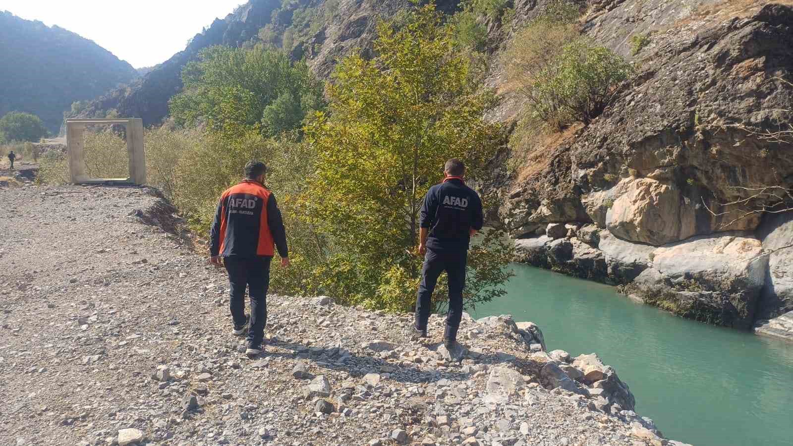 Yüksekova’da kayıp İbrahim Neçir Kom için ekskavatörle arama: Acılı bekleyiş sürüyor 10 yuksekovada kayip ibrahim necir kom icin ekskavatorle arama acili bekleyis suruyor 6 X8bSyYIp