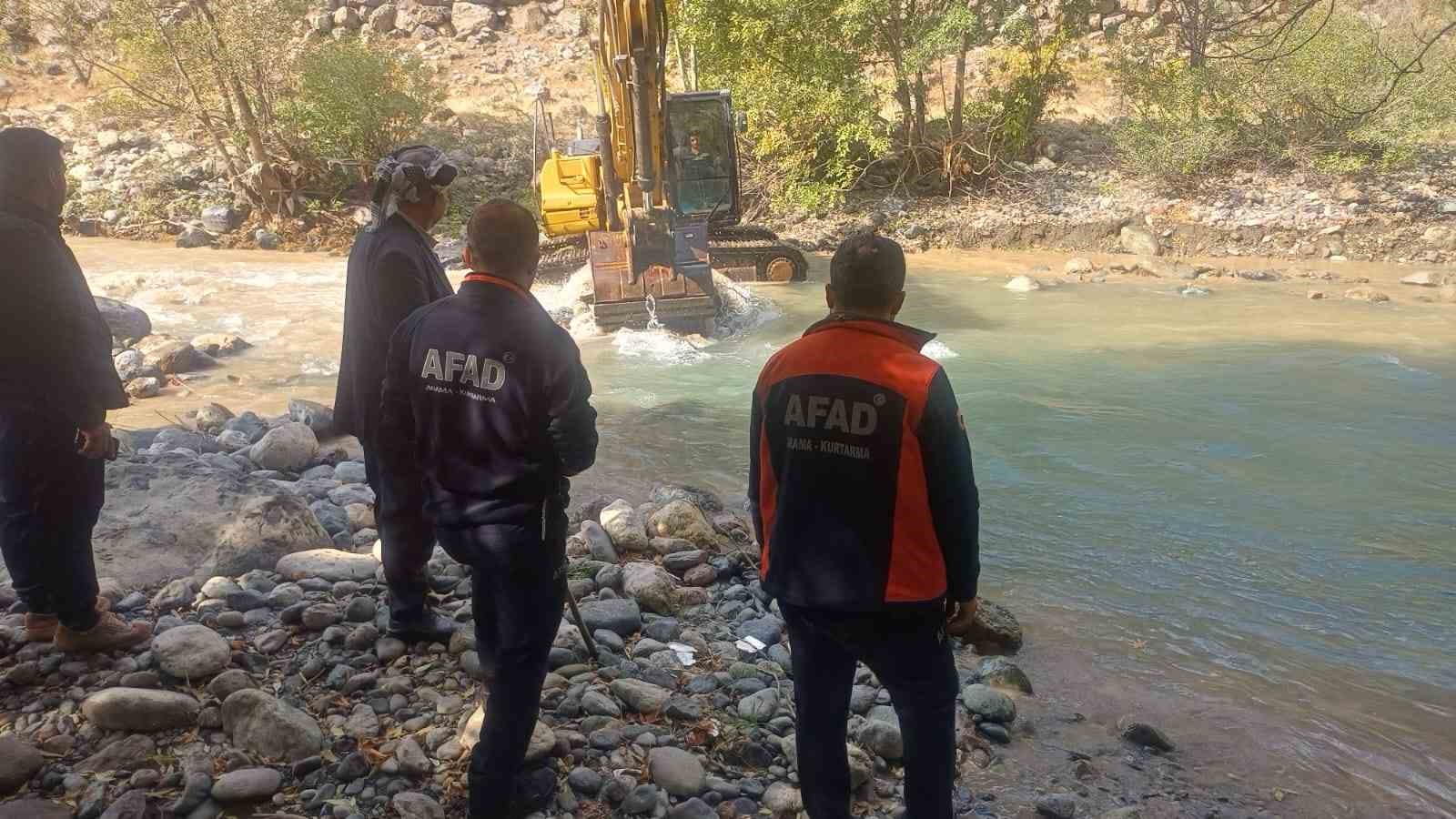 Yüksekova’da kayıp İbrahim Neçir Kom için ekskavatörle arama: Acılı bekleyiş sürüyor 11 yuksekovada kayip ibrahim necir kom icin ekskavatorle arama acili bekleyis suruyor 7 FPWcKNOL